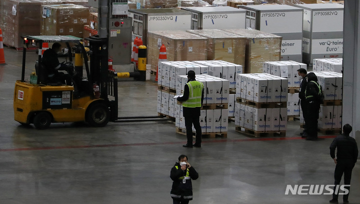 [인천공항=뉴시스] 이영환 기자 = 지난 6일 오후 인천국제공항 화물터미널에 화이자 백신이 도착해 백신수송 관계자들이 수송작업을 하고 있다. 2021.12.06. 20hwan@newsis.com