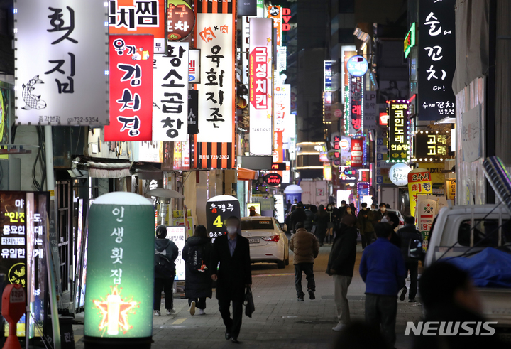 [서울=뉴시스] 조성우 기자 = 6일부터 4주간 사적 모임 최대 인원이 수도권 6명, 비수도권 8명으로 제한된다. 방역패스 적용 대상도 식당과 카페를 비롯한 각종 실내 다중이용시설로 확대 적용됐다. 6일 오후 서울 종로구 젊음의 거리에서 시민들이 이동하고 있다. 2021.12.06. xconfind@newsis.com