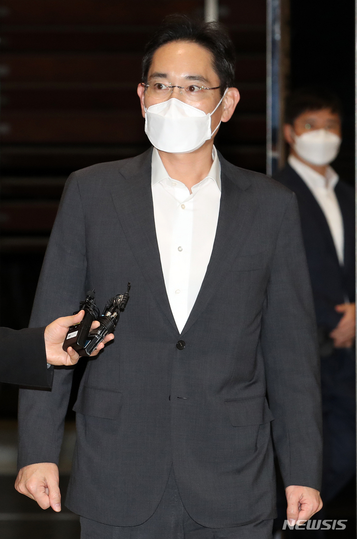 [서울=뉴시스] 조성우 기자 = 중동 지역 출장길에 나선 이재용 삼성전자 부회장이 6일 오후 서울 김포비즈니스항공센터를 통해 출국하고 있다. 2021.12.06. xconfind@newsis.com