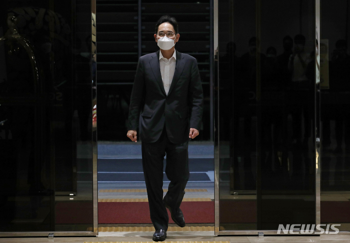 [서울=뉴시스] 조성우 기자 = 중동 지역 출장길에 나선 이재용 삼성전자 부회장이 6일 오후 서울 김포비즈니스항공센터를 통해 출국하고 있다. 2021.12.06. xconfind@newsis.com