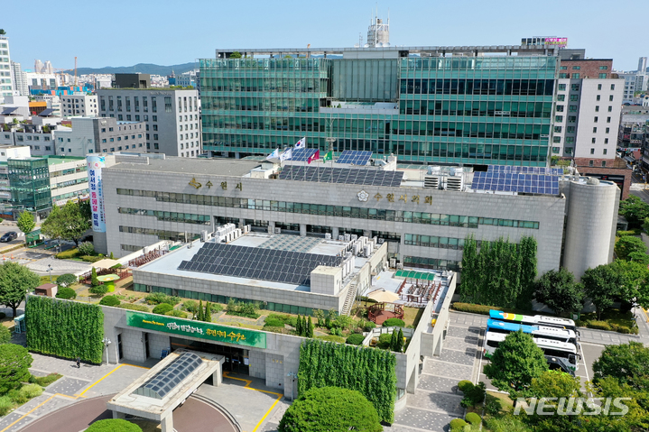 [수원=뉴시스]경기 수원시청사에 설치된 태양광 패널과 그린커튼.(수원시 제공)