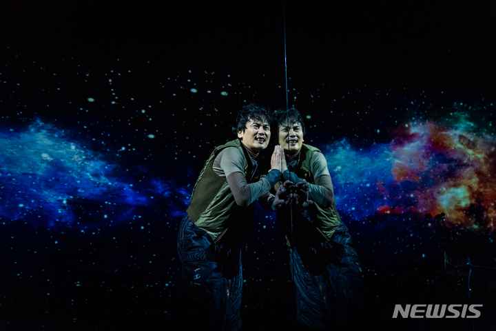 [서울=뉴시스]연극 '당신을 기다리고 있어' 공연 사진. (사진=극단 돌파구 제공(photo 이강물)) 2021.12.07. photo@newsis.com