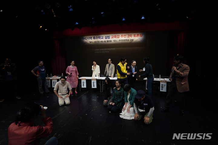 [서울=뉴시스]연극 '생활풍경' 공연 사진. (사진=IRO Company, 극단 신세계 제공) 2021.12.07. photo@newsis.com