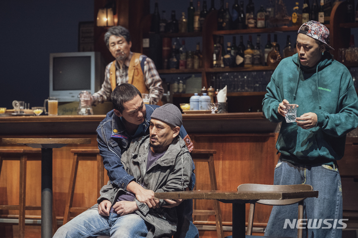 [서울=뉴시스]연극 'SWEAT 스웨트: 땀, 힘겨운 노동' 공연 사진. (사진=국립극단 제공)