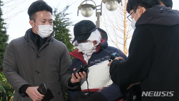 [인천=뉴시스] 김동영 기자 = 7일 오후 살인 및 강도살인, 사체유기 혐의로 구속영장이 청구된 50대 남성이 구속 전 피의자 심문(영장실질심사)을 받기 위해 인천 미추홀구 인천지법에 들어서고 있다. 2021.12. 7. dy0121@newsis.com 