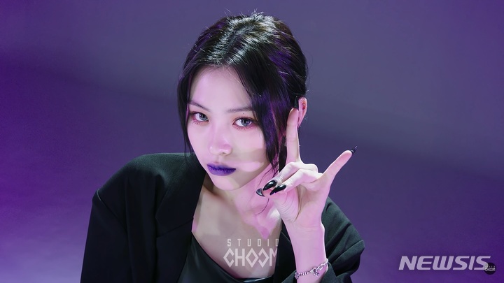[서울=뉴시스] ITZY 류진 단독 퍼포먼스 영상, 유튜브 조회수 1000만회 돌파...'케이팝 대표 퍼포머 인증' 2021.12.07 (사진=[Artist Of The Month] 'Therefore I Am' covered by ITZY RYUJIN(류진) November 2021 영상캡쳐) photo@newsis.com*재판매 및 DB 금지