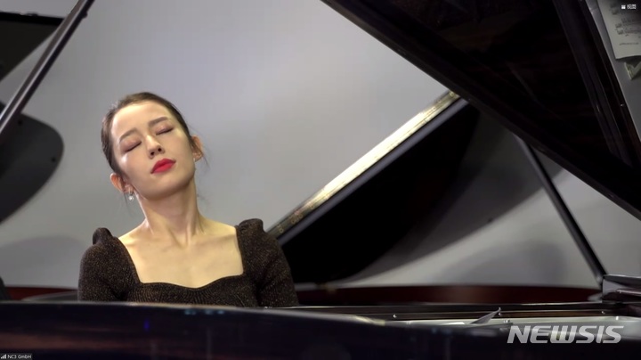 [서울=뉴시스]피아니스트 지나 앨리스. (사진=유니버설뮤직 제공) 2021.12.07. photo@newsis.com