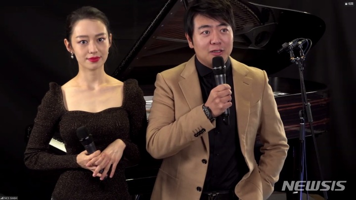 [서울=뉴시스]피아니스트 지나 앨리스와 남편인 피아니스트 랑랑. (사진=유니버설뮤직 제공) 2021.12.07. photo@newsis.com