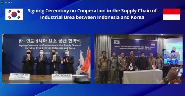 [서울=뉴시스] 7일 서울 삼성동 글라스타워와 인니 자카르타 열린 협약식에서 한-인니 정부 MOU 체결 및 롯데정밀화학-Pupuk社 요소 공급계약 체결에서 기념사진을 촬영하고 있다. (사진=롯데정밀화학 제공) *재판매 및 DB 금지