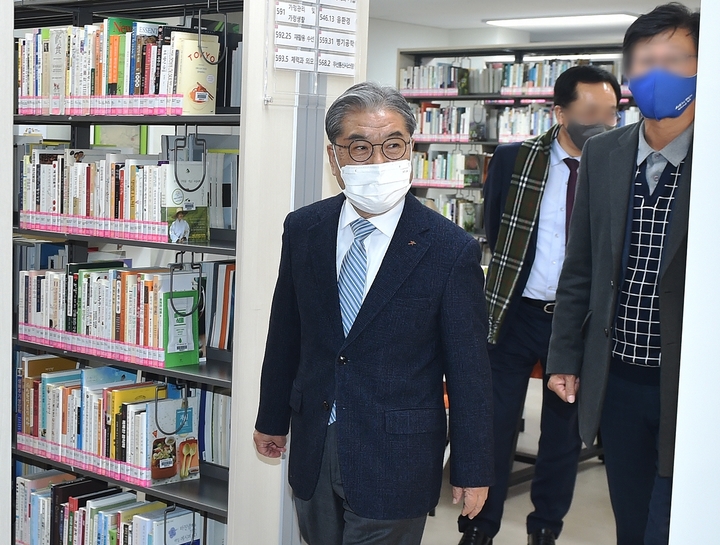 [수원=뉴시스] 지난 6일 재개관식을 가진 경기성남교육도서관을 찾는 이재정 경기교육감이 시설을 둘러보고 있다. 2021.12.7. (사진=경기도교육청 제공) *재판매 및 DB 금지
