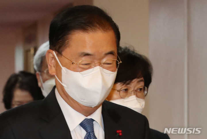 [서울=뉴시스] 김명원 기자 = 정의용 외교부 장관이 7일 오전 서울 종로구 정부서울청사에서 영상으로 열린 국무회의에 참석하고 있다. 2021.12.12. kmx1105@newsis.com