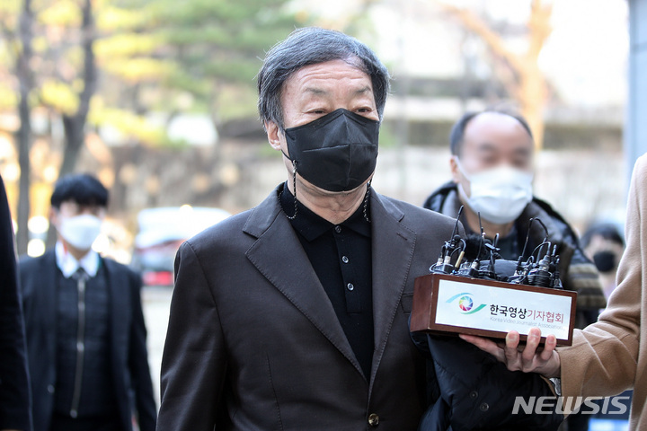 [서울=뉴시스] 김병문 기자 = '불법 브로커'로 활동하며 사업가들로부터 뒷돈을 챙겼다는 의혹을 받고 있는 윤우진 전 용산세무서장이 지난 2021년 12월7일 오전 서울 서초구 서울중앙지방법원에서 열린 구속 전 피의자 심문(영장실질심사)에 출석하고 있다.&nbsp; 2021.12.07. dadazon@newsis.com