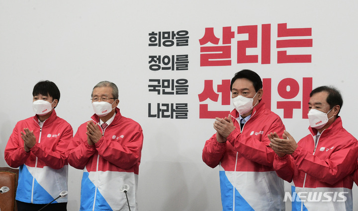 [서울=뉴시스] 전신 기자 = 윤석열 국민의힘 대선 후보와 김종인 총괄선대위원장, 이준석·김병준 상임선대위원장이 7일 서울 여의도 국회에서 열린 중앙선거대책위원회 제1차 회의에서 ‘희망을, 정의를, 국민을, 나라를 살리는 선대위(살리는 선대위)’라는 선대위 명칭을 공개하고 있다. 2021.12.07. (공동취재사진) photo@newsis.com
