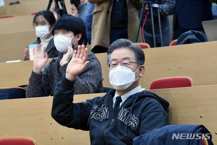 [서울=뉴시스] 국회사진기자단 = 이재명 더불어민주당 대선후보가 7일 서울 관악구 서울대학교에서 열린 서울대 금융경제세미나 초청 강연회에 참석해 '청년살롱 이재명의 경제이야기' 경제정책 기조와 철학을 주제로 강연하기에 앞서 학생들과 인사를 나누고 있다. 2021.12.07. photo@newsis.com