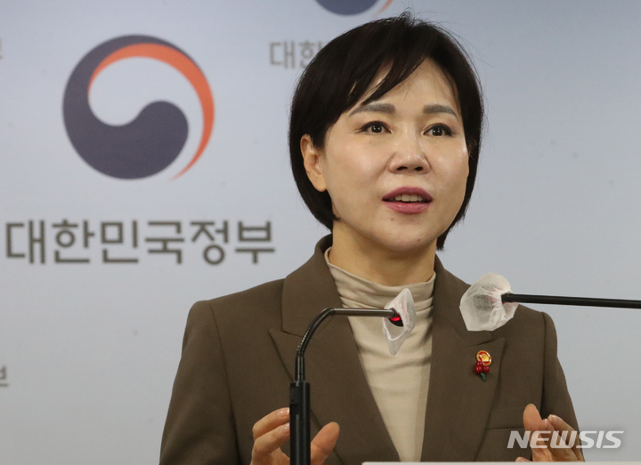 [서울=뉴시스] 김명원 기자 = 전현희 국민권익위원장이 7일 오전 서울 종로구 정부서울청사에서 국민권익위가 추진한 제도개선 중 '주택 중개수수료 및 중개서비스 개선' 등 국민권익위 제도개선 10선에 대한 브리핑을 하고 있다. 국민권익위는 국민의 일상을 바꾼 제도개선 우수사례 10선을 뽑기 위해 지난달 12일부터 11일간 국민생각함에서 국민투표를 실시하고 그 결과를 공개했다. 국민생각함에서 실시한 제도개선 우수사례 10선 투표에는 일반 국민 총 1,759명이 참여했다. 2021.12.07. kmx1105@newsis.com