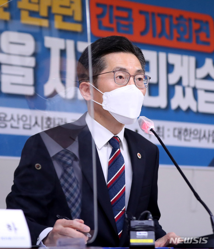 [서울=뉴시스] 추상철 기자 = 이필수 대한의사협회장이 7일 오전 서울 용산구 대한의사협회 용산임시회관에서 열린 '코로나19 재택치료 관련 긴급 기자회견'에서 발언하고 있다. 2021.12.07. scchoo@newsis.com