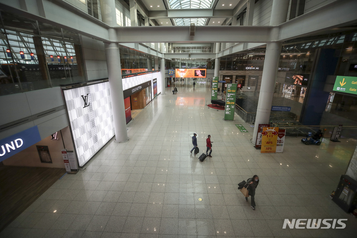 [인천공항=뉴시스] 정병혁 기자 = 코로나19의 새로운 변이 바이러스인 오미크론 확산이 이어지면서 항공, 관광업계에 불똥이 튀고 있다. 위드 코로나(단계적 일상회복) 시행 전후로 해외여행 상품을 판매했던 이커머스 업계는 고객 환불 요구가 이어지고 있다. 해외 관광객의 방한 기대감에 부풀었던 면세업계도 대책 마련에 힘을 쏟고 있다. 사진은 한산한 모습을 보인 7일 오전 인천국제공항 제1여객터미널 출국장 면세점 구역. 2021.12.07. jhope@newsis.com