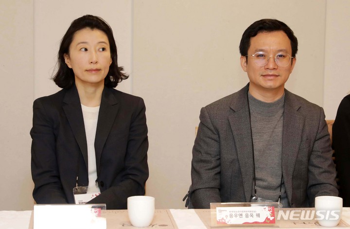 [서울=뉴시스] 박진희 기자 = 한국문학번역원이 선정한 '2021 한국문학번역상' 번역대상 수상자인 박인원(왼쪽) 이화여대 조교수와 베트남어 번역가 응우옌 응옥 꿰가 7일 서울 종로구 세종문화회관 식당에서 기자간담회를 하고 있다. 2021.12.07. pak7130@newsis.com