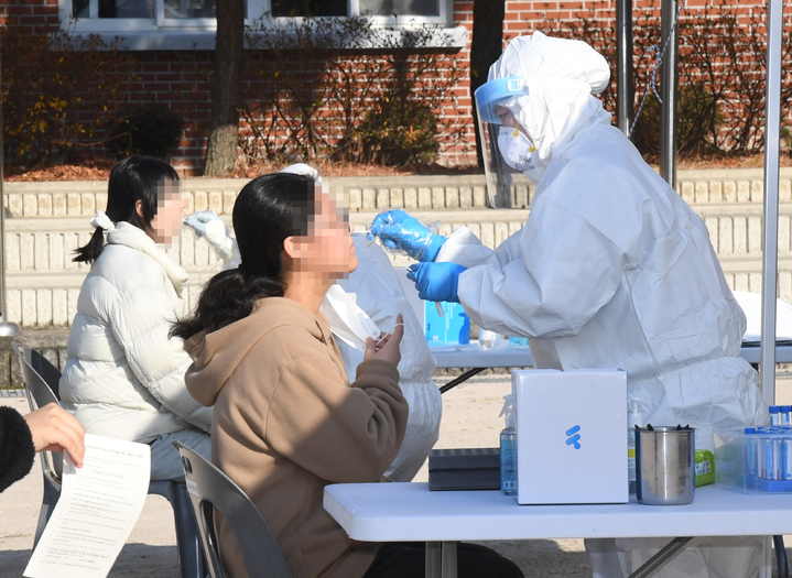 [울산=뉴시스] 배병수 기자 = 울산 중구 모 고등학교 학생이 코로나19 확진판정을 받은 지난 7일 오전 해당 고등학교 임시 선별검사소에서 학생들이 코로나19 검사를 받고 있다. 2021.12.07. bbs@newsis.com