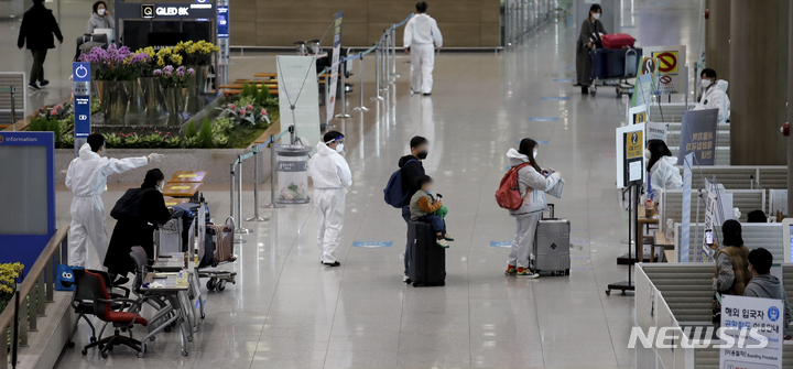 [인천공항=뉴시스] 정병혁 기자 = 코로나19의 새로운 변이 바이러스인 오미크론이 확산되고 있는 가운데 7일 오전 인천국제공항 제1여객터미널에서 해외 입국자들이 방역요원의 안내를 받고 있다. 2021.12.31. jhope@newsis.com