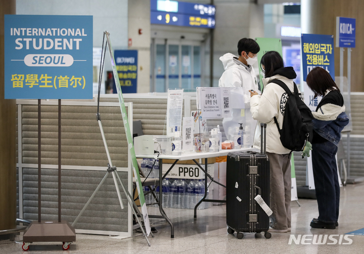 [인천공항=뉴시스] 정병혁 기자 = 코로나19의 새로운 변이 바이러스인 오미크론이 확산되고 있는 가운데 지난 7일 오전 인천국제공항 제1여객터미널에서 해외 입국자들이 방역요원의 안내를 받고 있다. 2021.12.07. jhope@newsis.com