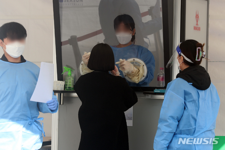[서울=뉴시스] 고승민 기자 = 서울대, 경희대, 한국외대 외국인 유학생 3명이 국내에서 처음으로 오미크론 확진 판정을 받은 인천시 미추홀구 소재의 A씨 목사 부부의 교회에 방문한 뒤 오미크론 확진 판정을 받은 것으로 알려진 7일 서울대학교내 코로나19 분자진단 검사장에서 학생들이 검사를 받고 있다. 이들은 지난 3일 코로나19 확진 판정을 받고 오미크론 의심 환자로 분류된 뒤 최종 변이 감염자로 확인됐다. 인천에 이어 서울에서도 오미크론 확진자가 발생하면서 대학가를 중심으로 확산될 수 있다는 우려가 나온다. 2021.12.07. kkssmm99@newsis.com