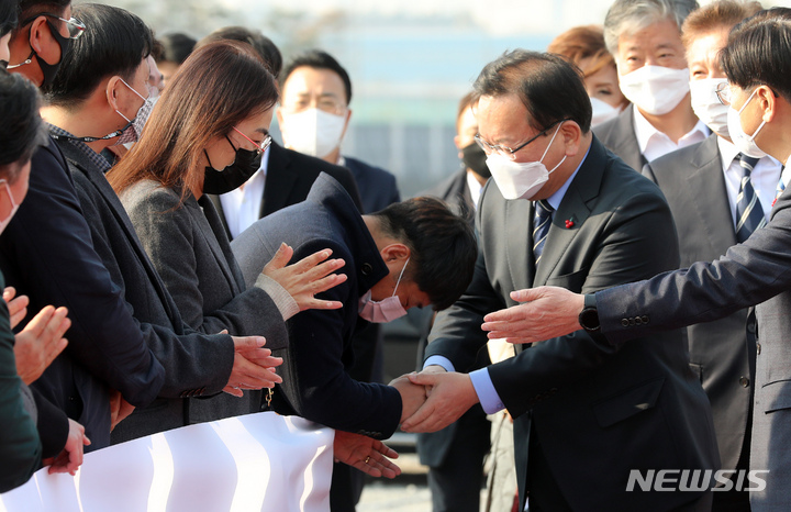 [세종=뉴시스] 강종민 기자 = 김부겸 국무총리가 7일 오후 세종시 국회세종의사당 예정 부지를 방문, 시민들과 인사하고 있다. 2021.12.07. ppkjm@newsis.com