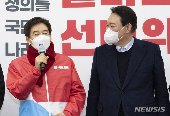 [서울=뉴시스] 최진석 기자 = 이용호 국민의힘 의원(좌측)과 윤석열 대통령후보. (공동취재사진) 2021.12.07. photo@newsis.com