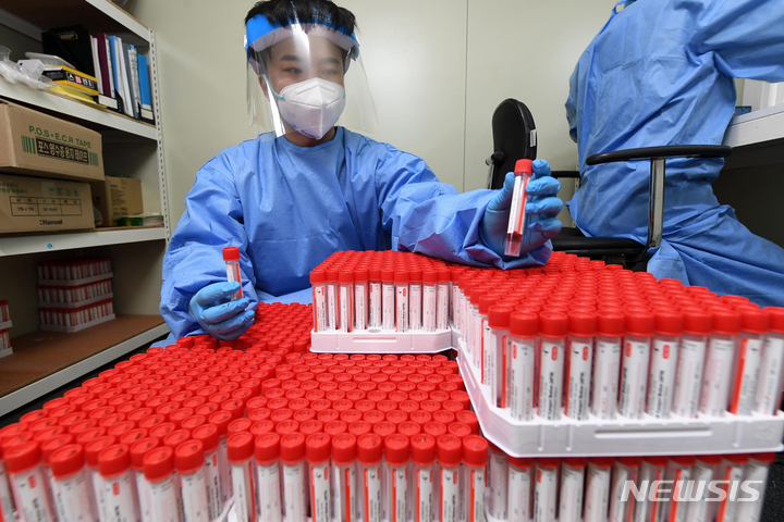 [수원=뉴시스] 김종택기자 = 지난 7일 오후 경기도 수원시 팔달구 보건소에 마련된 코로나19 임시선별검사소에서 의료진이 검체 채취 키트를 정리하고 있다. 2021.12.07. jtk@newsis.com