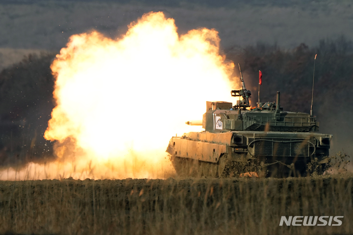 [에니와(훗카이도)=AP/뉴시스]일본 육상 자위대의 훈련 모습. 사진은 지난 2021년 12월7일 일본 북부 홋카이도 에니와에 있는 미나미 에니와 캠프에서 연례 훈련 중 일본 지상 자위대 90식 전차(Type 90)가 목표물을 향해 전진하면서 포를 발사하고 있는 모습. 2022.08.29. 