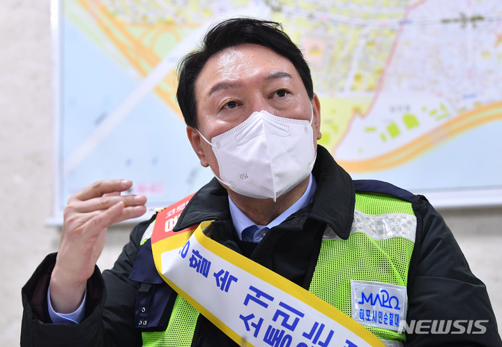 [서울=뉴시스] 국회사진기자단 = 윤석열 국민의힘 대선 후보가 7일 저녁 서울 마포구 홍익지구대에서 지구대원들과 간담회를 하고 있다. 2021.12.07. photo@newsis.com