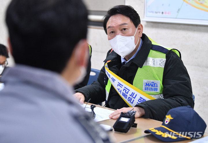 [서울=뉴시스] 국회사진기자단 = 윤석열 국민의힘 대선 후보가 7일 저녁 서울 마포구 홍익지구대에서 지구대원들과 간담회를 하고 있다. 2021.12.07. photo@newsis.com