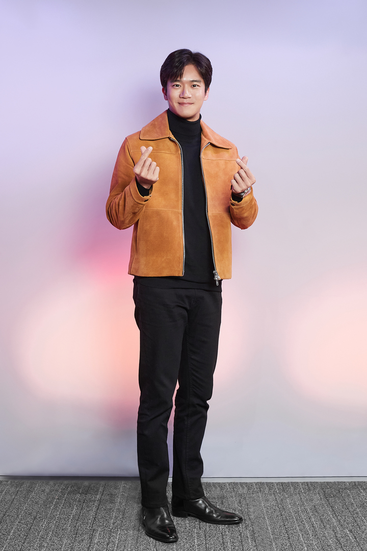 [서울=뉴시스] 8일 드라마 '백수세끼' 온라인 제작발표회에 배우 하석진이 참석했다. (사진=플레이리스트, 스튜디오N 제공).2021.12.08.photo@newsis.com *재판매 및 DB 금지