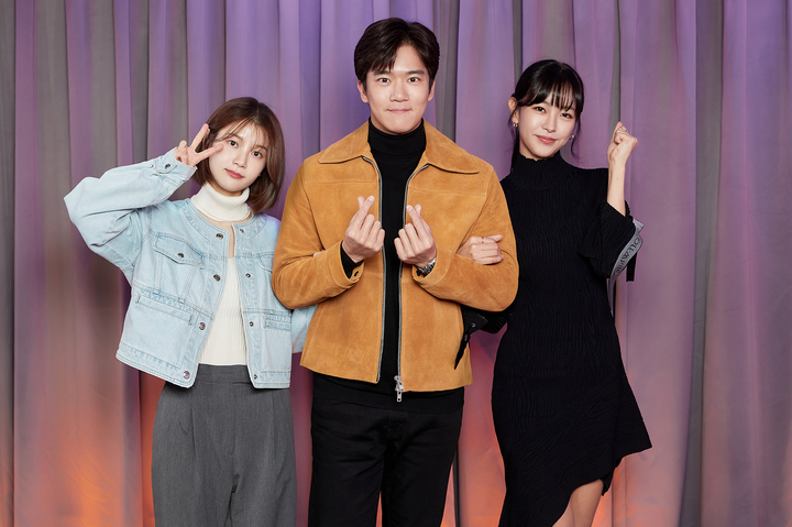 [서울=뉴시스] 8일 드라마 '백수세끼' 온라인 제작발표회에 배우 하석진, 고원희, 임현주가 참석했다. (사진=플레이리스트, 스튜디오N 제공).2021.12.08.photo@newsis.com *재판매 및 DB 금지