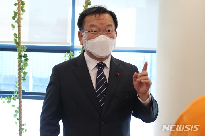 [제주=뉴시스] 양영전 기자 = 김부겸 국무총리가 8일 제주창조경제혁신센터에서 청년들과 간담회에 앞서 참석자를 소개받고 있다. 2021.12.08. 0jeoni@newsis.com