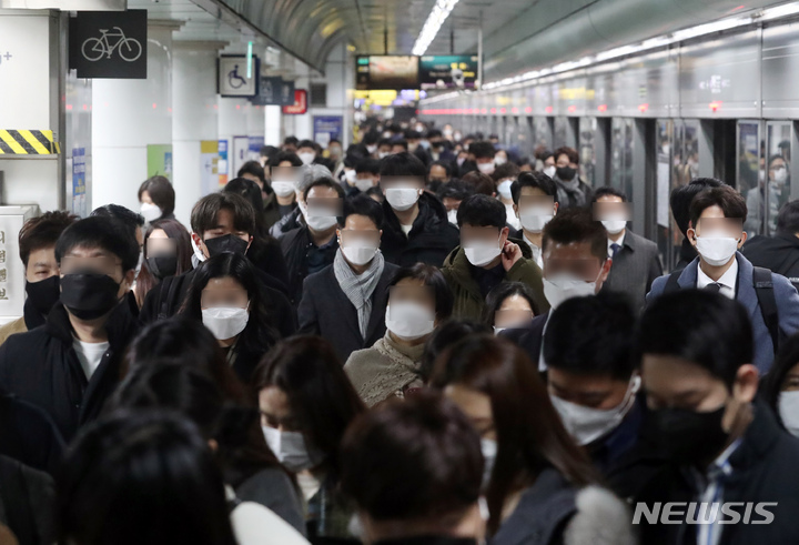 [서울=뉴시스] 고승민 기자 = 서울 광화문역에서 마스크를 쓴 직장인들이 출근하고 있다. 2021.12.08. kkssmm99@newsis.com