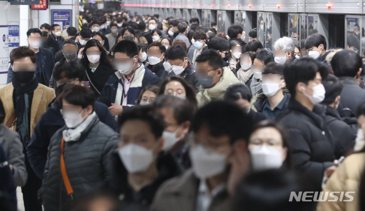 [서울=뉴시스] 고승민 기자 = 사진은 코로나19 팬데믹 당시였던 지난 2021년 12월8일 서울 광화문역에서 마스크를 쓴 직장인들이 출근하고 있는 모습. 2021.12.08. kkssmm99@newsis.com