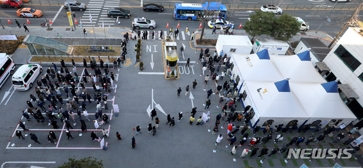 [서울=뉴시스] 추상철 기자 = 코로나19 확진자수가 7000명대를 넘어선 8일 오전 서울 강남구보건소 선별진료소에서 많은 시민들이 코로나19 검사를 받기 위해 길게 줄지어 서 있다. 2021.12.08. scchoo@newsis.com