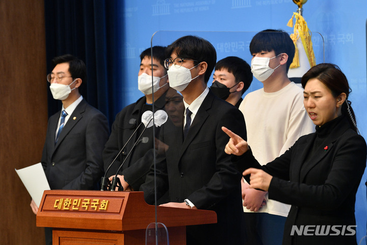 [서울=뉴시스] 김선웅 기자 = 더불어민주당 '고3 당원'인 이정인 씨(가운데)가 지난해 12월8일 오전 서울 여의도 국회 소통관에서 기자회견을 열고 SNS에 '우리 고3이 민주당 고3보다 우월할겁니다'라고 게시한 이준석 국민의힘 대표를 비판하고 있다. (공동취재사진) 2022.02.24. photo@newsis.com