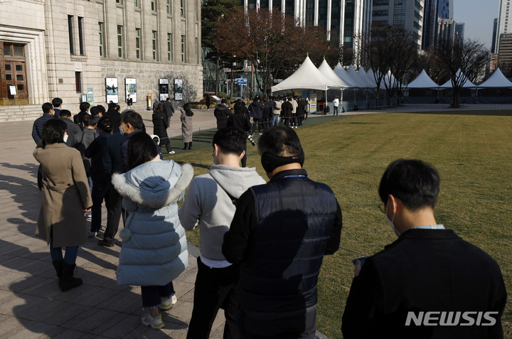 [서울=뉴시스] 고승민 기자 = 코로나19 신규 확진자 수가 사상 처음으로 7,000명을 넘은 8일 서울광장 임시선별검사소를 찾은 시민들이 줄을 서고 있다. 위중증 환자 수 역시 최초로 800명 이상 집계되면서 위기감이 고조되고 있다. 질병관리청 중앙방역대책본부(방대본)에 따르면 이날 0시 기준 코로나19 확진자 수는 7175명 늘어 누적 48만9484명이다. 재원 중인 위중증 환자 수는 840명이다. 종전 최다였던 전날 774명보다 66명 증가했다. 2021.12.08. kkssmm99@newsis.com