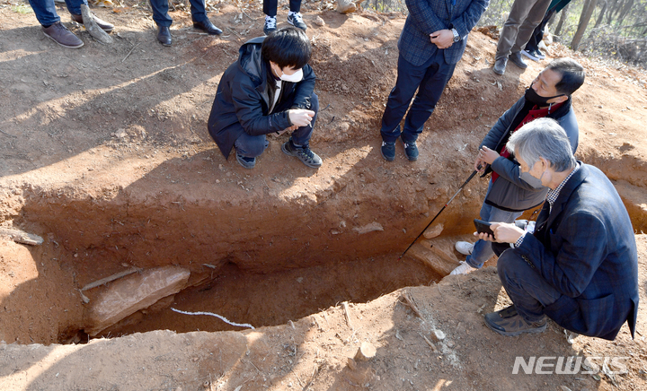 [나주=뉴시스] 류형근 기자 = 문화재청 관계자들이 8일 오후 전남 나주시 봉황면 '광주~강진 고속도로 5공구 건설 현장'에서 발견된 5~6세기 추정 장고분(長鼓墳) 유적에 대해 현장조사를 벌이고 있다. 2021.12.08. hgryu77@newsis.com