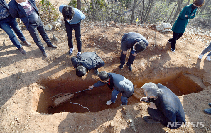 [나주=뉴시스] 류형근 기자 = 문화재청 관계자들이 8일 오후 전남 나주시 봉황면 '광주~강진 고속도로 5공구 건설 현장'에서 발견된 5~6세기 추정 장고분(長鼓墳) 유적, 석실 위치부에서 현장조사를 벌이고 있다. 2021.12.08. hgryu77@newsis.com