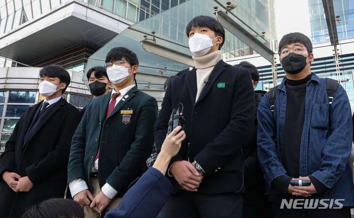 [서울=뉴시스] 권창회 기자 = 신동욱 양명고등학교 3학년 학생이 지난 8일 오후 서울 서초구 서울행정법원에서 열린 2022학년도 대학수학능력시험 과학탐구영역 생명과학Ⅱ 출제오류 관련 집행정지 신청 심문을 마친 후 취재진 질문에 답변하고 있다. 2021.12.09. kch0523@newsis.com