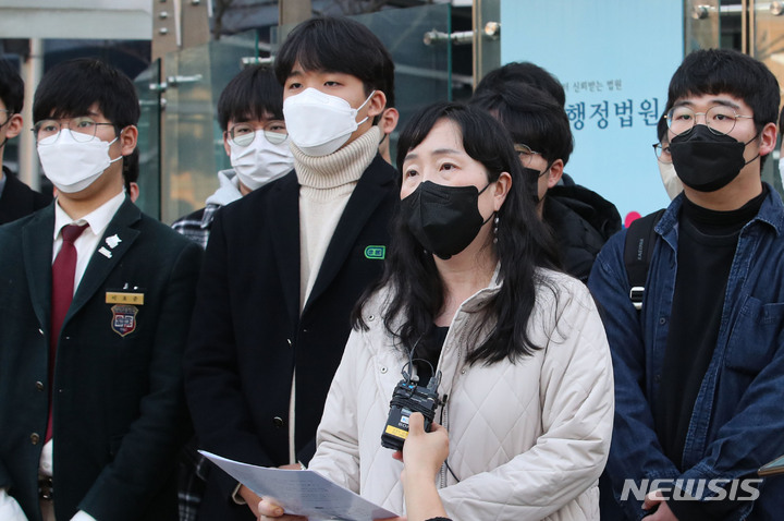 [서울=뉴시스] 권창회 기자 = 김정선 변호사가 지난 8일 오후 서울 서초구 서울행정법원에서 열린 수능 출제 오류 주장 정답 결정 처분 집행정지 심문기일을 마치고 발언하고 있다. 2021.12.08. kch0523@newsis.com