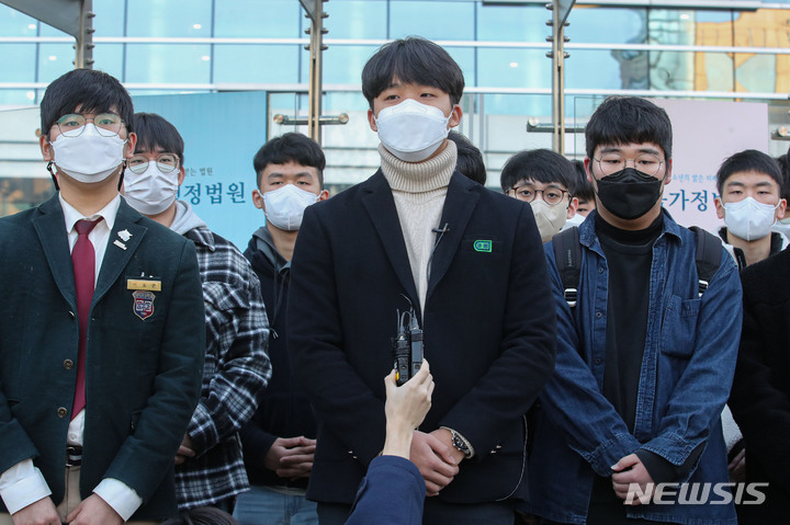 [서울=뉴시스] 권창회 기자 = 신동욱 양명고등학교 3학년 학생이 8일 오후 서울 서초구 서울행정법원에서 열린 2022학년도 대학수학능력시험 과학탐구영역 생명과학Ⅱ 출제오류 관련 집행정지 신청 심문을 마친 후 취재진 질문에 답변하고 있다. 2021.12.08. kch0523@newsis.com