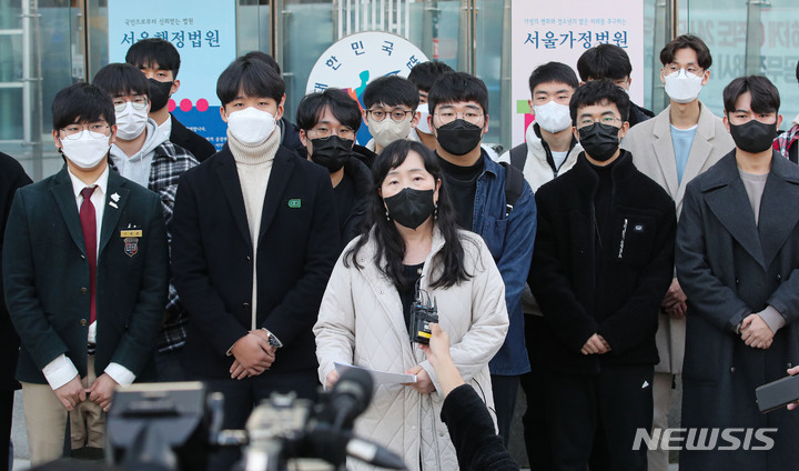 [서울=뉴시스] 권창회 기자 = 김정선 변호사가 지난 8일 오후 서울 서초구 서울행정법원에서 열린 2022학년도 대학수학능력시험 과학탐구영역 생명과학Ⅱ 출제오류 관련 집행정지 신청 심문을 마치고 입장을 밝히고 있다. 2021.12.08. kch0523@newsis.com