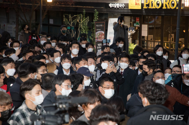 [서울=뉴시스] 국회사진기자단 = 윤석열 국민의힘 대선 후보와 이준석 대표가 8일 서울 종로구 대학로 거리에서 거리 인사하고 있다. 2021.12.08. photo@newsis.com