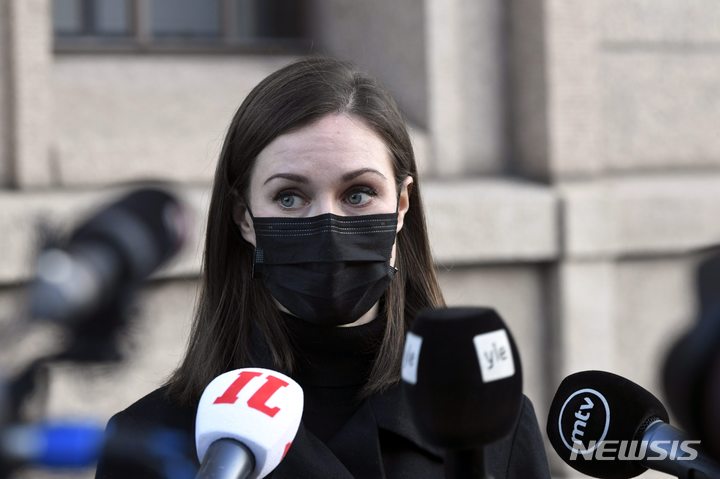 [헬싱키(핀란드)=AP/뉴시스] 산나 마린 핀란드 총리가 8일(현지시간) 수도 헬싱키 의회 앞에서 취재진 질문에 답하고 있다. 2021.12.09.