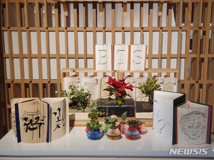 [전주=뉴시스]윤난슬 기자 = 한국전통문화전당 전주공예품전시관은 서울 코엑스에서 열리는 'K-핸드메이드페어'에 참여해 지역 공예가와 함께 '공예·공존·공감'이라는 주제로 공예품을 선보인다고 20일 밝혔다. 사진은 종이 다육이 화분 모습.(사진=전당 제공) 