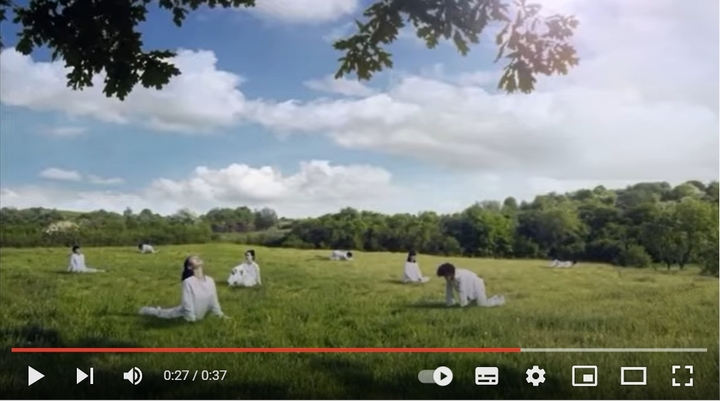 [서울=뉴시스] 논란이 된 서울우유 광고 영상의 한 장면. (출처 : 유튜브 캡처) 2021.12.09.